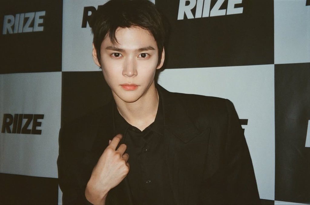 maybeitscms's tweet image. ชั้นชอบมาก มีคนเข้าไซน์ไปแล้วบอกอึนซอกผมดำหล่อมาก เลยชมไปว่า your black hair is very… แล้วอึนซอกก็พูดต่อเบา ๆ เองว่า “handsome” นี่แหละๆ มั่นใจ ไม่กลัว เฟียเลส หล่อแล้วรู้ว่าหล่อ