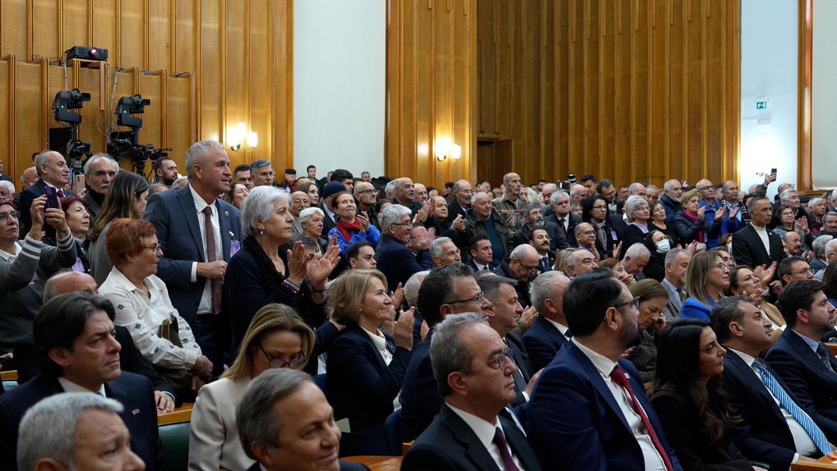 Genel Başkanımız Sayın Özgür Özel’in liderliğinde gerçekleştirdiğimiz TBMM Grup Toplantımızda, milyonlarca emeklimizin sesi olduk!

Emeklilerimizi açlık sınırının altında yaşamaya zorlayan bu adaletsiz düzene karşı günlerdir Meclis’te nöbetteyiz.

Yıllarca ülkesine hizmet eden