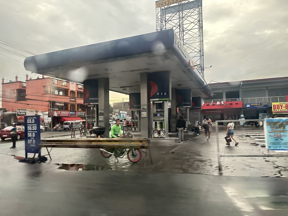 renesmelune_'s tweet image. ตัดภาพมาฟิลิปปินส์ตอนนี้ดิ เจริญแค่ตรง makati ที่เดียวจริง ๆ แต่ก็มีสลับกับสลัมทุกบล็อคอะ ยิ่งออกนอก makati ยิงไม่ต้องพูดถึงเลย น้ำขัง ขยะเกลื่อน ความสะอาดติดลบ เป็นเพราะผู้นำประเทศและคอรัปชั่นด้วยมันเลยกลายเป็นแบบนี้ ประเทศไทยก็ระวังไว้เหอะ ลาวเวียดนามจะแซงเราไปหมดแล้ว