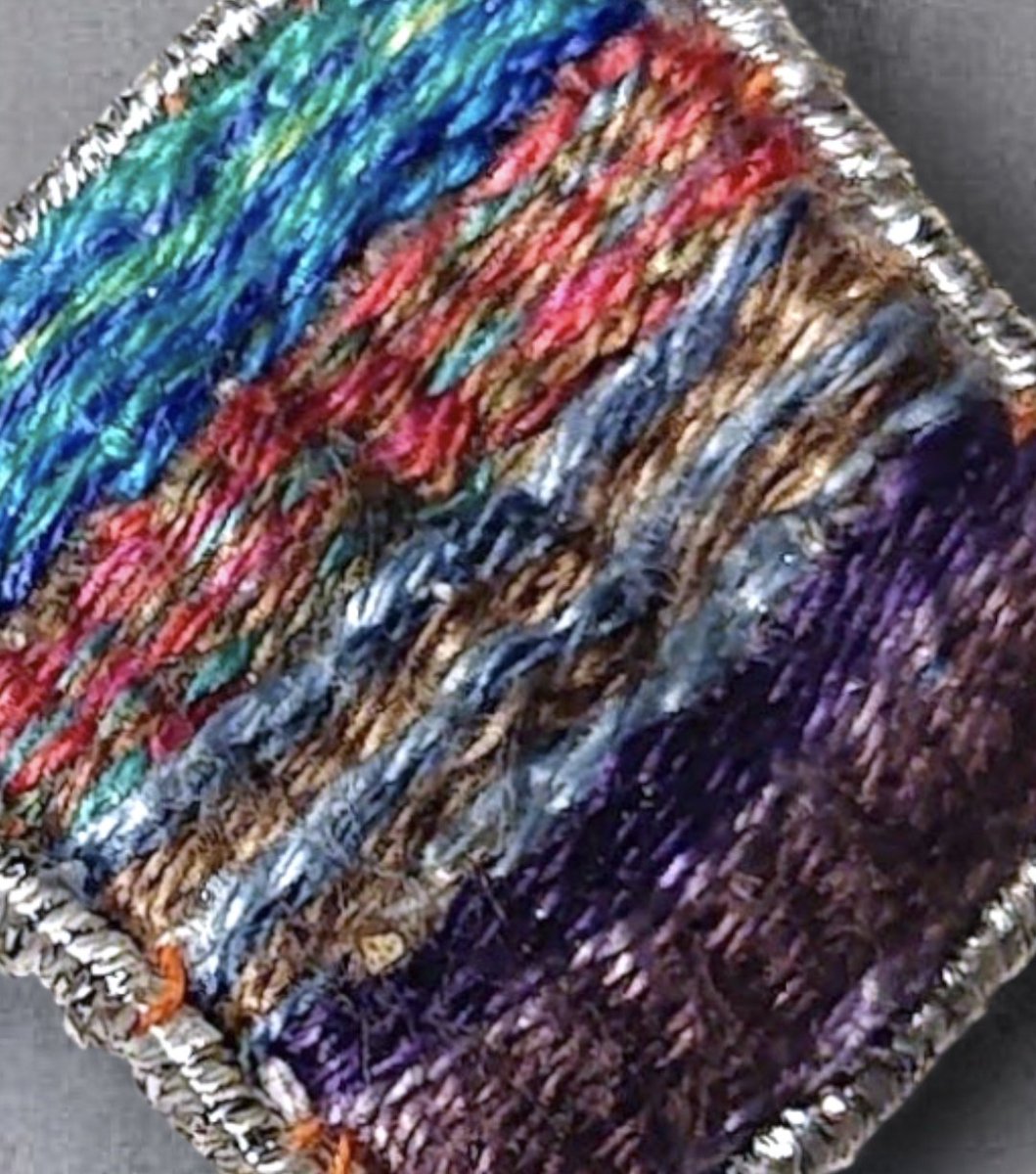 chie_one_heart2's tweet photo. ダーニング刺繍で作ったアクセサリーを拡大してみました。 
2026年も宜しくお願い致します🐴 刺繍アクセサリー沢山作りたいと思います✨ 
#ハンドメイドアクセサリー  
#刺繍アクセサリー https://t.co/W0UVAyKS4e