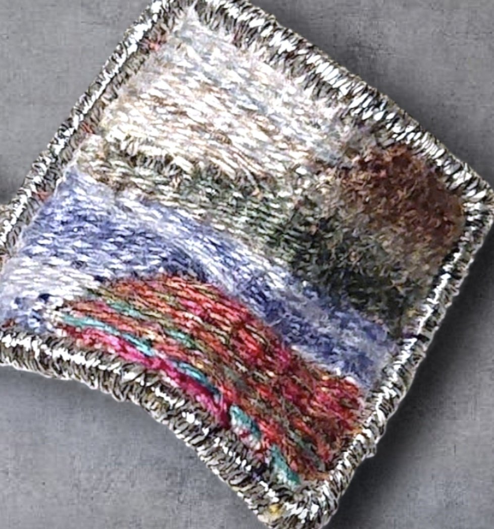 chie_one_heart2's tweet photo. ダーニング刺繍で作ったアクセサリーを拡大してみました。 
2026年も宜しくお願い致します🐴 刺繍アクセサリー沢山作りたいと思います✨ 
#ハンドメイドアクセサリー  
#刺繍アクセサリー https://t.co/W0UVAyKS4e