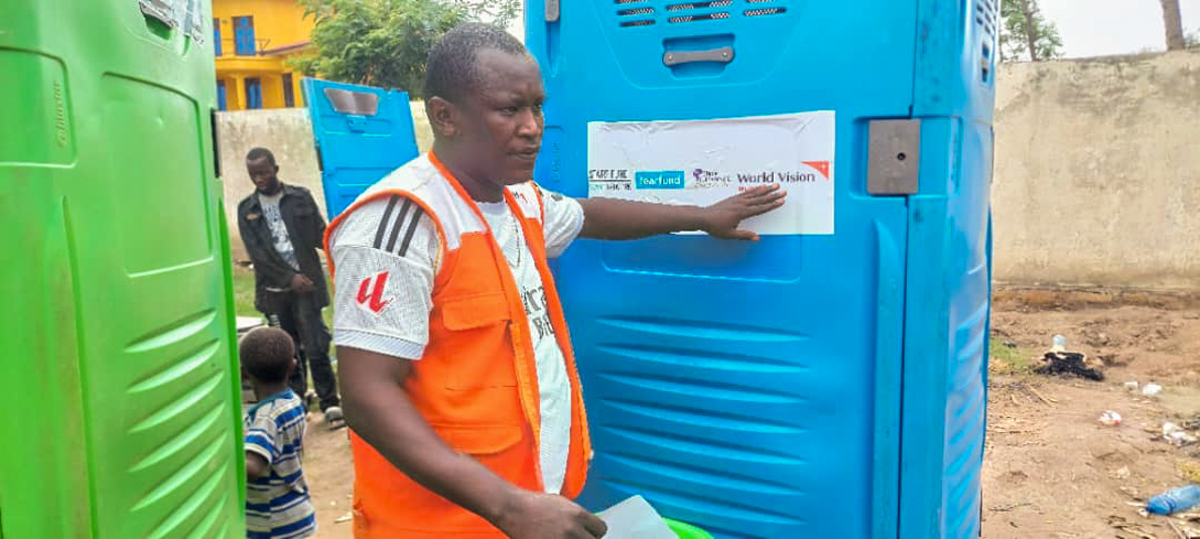 WVBurundi's tweet photo. Thanks to funding from #StartFund, @WVBurundi
installed mobile toilets in Rumonge transit center for refugees from DR Congo to improve sanitation. Since then, their living environment has improved while before they used unsafe facilities that would pave the way to diseases. https://t.co/sKDGKC4CvE