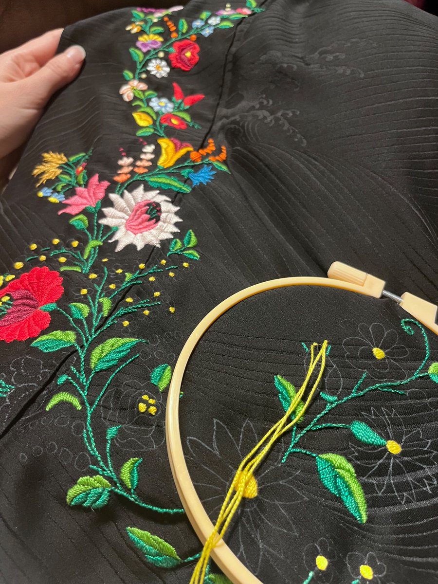 kimono_hu_andi's tweet photo. 縫えども縫えども、、、
かなりハイスピードで作業してますが、終わりそうにないw
けど楽しい〜

(無地の振袖にハンガリーのカロチャ刺繍を手縫いしています🇭🇺👘)

幸い締め切りあるわけでもないけどね。春、ハンガリーに一時帰国の時に現地で着用したいぐらい🤔 https://t.co/VKM8E9l7tm
