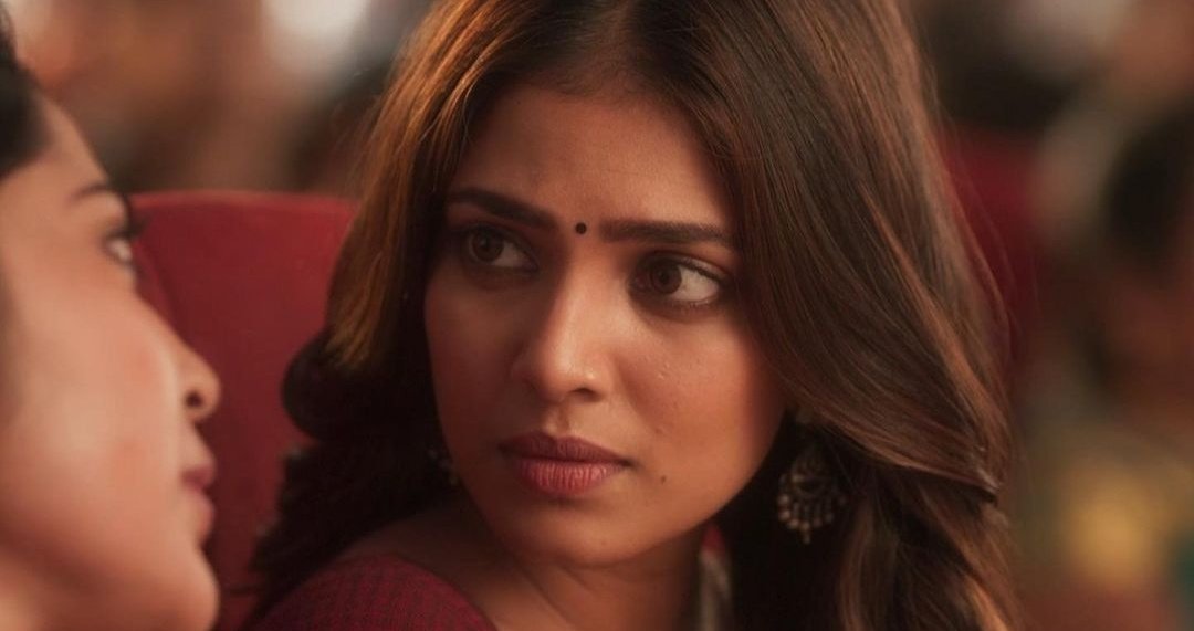 Cinema8Master's tweet image. Malavika as Chaarulatha

#5YearsOfMaster