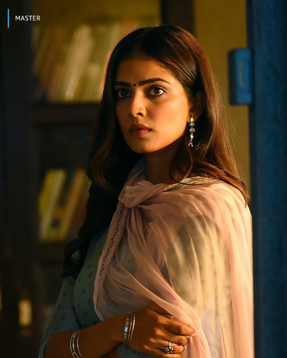 Cinema8Master's tweet image. Malavika as Chaarulatha

#5YearsOfMaster