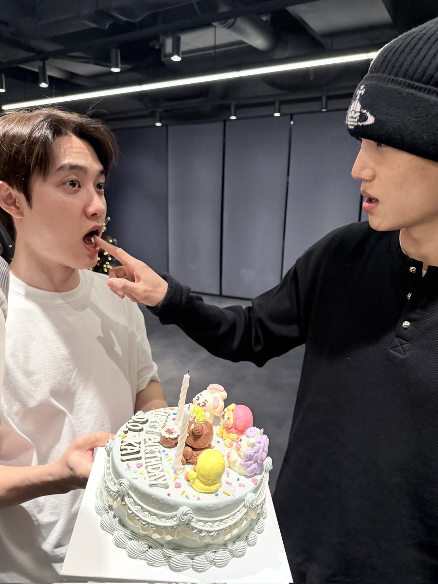 sehunwinx's tweet image. se eles tivessem postado uma foto se beijando teria sido menos gay