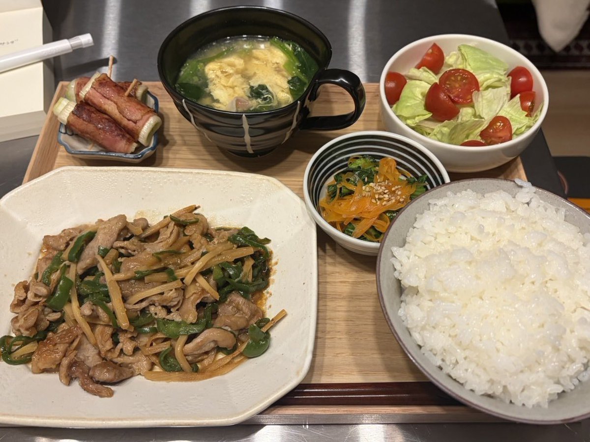 1/13
夜専スタートしてご飯の写真は彼写
お腹減ってるのに色んな角度から撮ってきてくれてやさしゃー

青椒肉絲
ネギベーコン巻き
ほうれん草ベーコンスープ
小松菜人参ナムル
サラダ