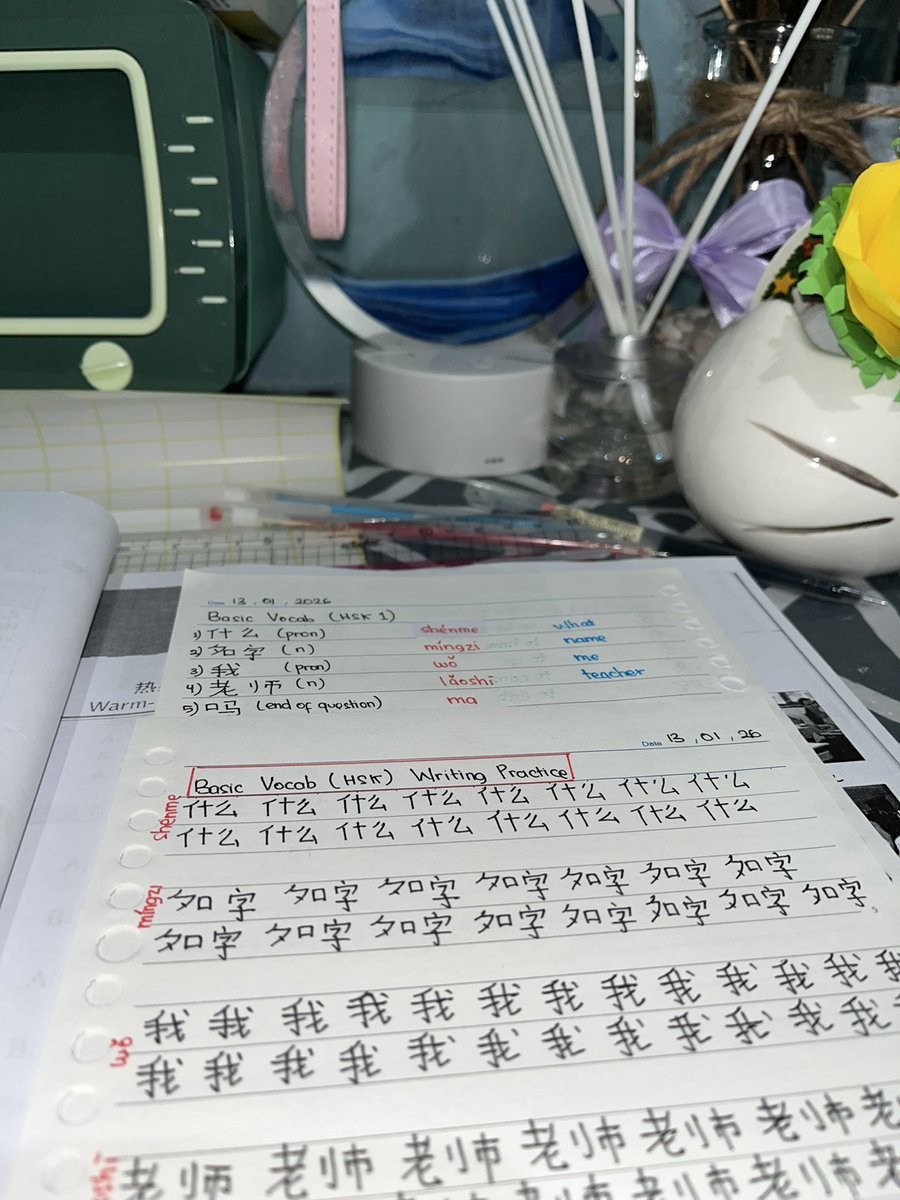 summerleizy's tweet photo. |•| decided to write some new vocab from the textbook into my notes and practice writing each character (5 characters per day): 什么, 名字, 我, 老师, 吗
|•| continued learning the function of 的 as a modifier (adjectives and nouns)

#langtwt #studytwt https://t.co/RKzlkELAbA