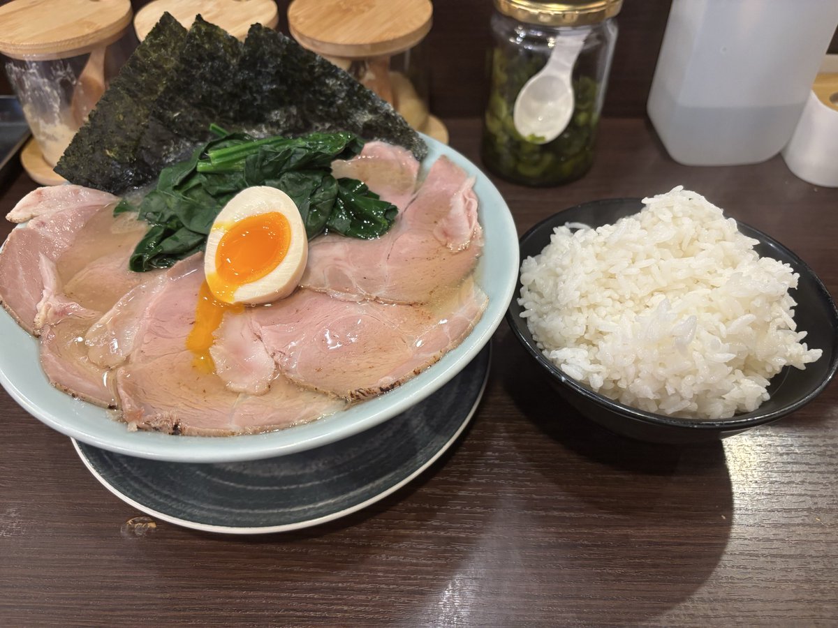 美味しくて2日連続行ってしまった😇
にんにく全然辛くなくてぶち込みまくってスープご飯にぶち込んでチャーシューと一緒に食べたら飛んだ🥹