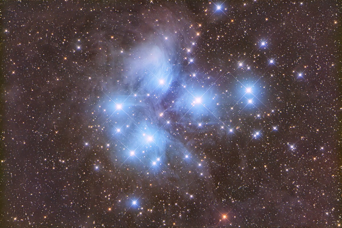 2025年11月21日に撮影した、M45（おうし座）
プレアデス星団　すばる　です。
撮影地　妙義山（群馬県）
タカハシe160ED＋エクスタンダー F5.0 800mm ZWO6200MCPro EM-200TEMMA2M
300sｘ21　Gain100　－20℃　オフセット70
PixInsight　BTX　Photoshop　TopazDeNoiseAI