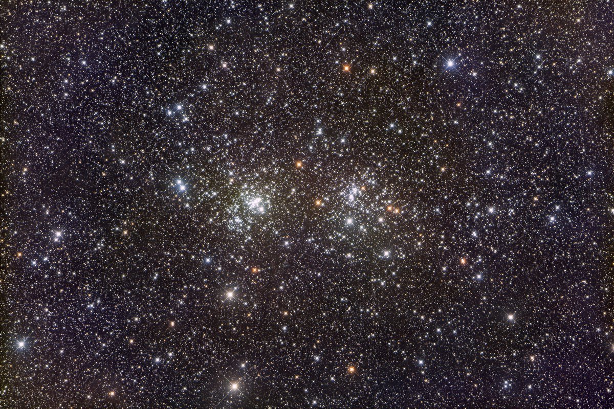 2025年11月21日に撮影した、NGC869,884（カシオペア座）二重星団です。
撮影地　妙義山（群馬県）
タカハシe160ED＋エクスタンダー F5.0 800mm ZWO6200MCPro EM-200TEMMA2M
300sｘ24　Gain100　－20℃　オフセット70
PixInsight　BTX　Photoshop　TopazDeNoiseAI