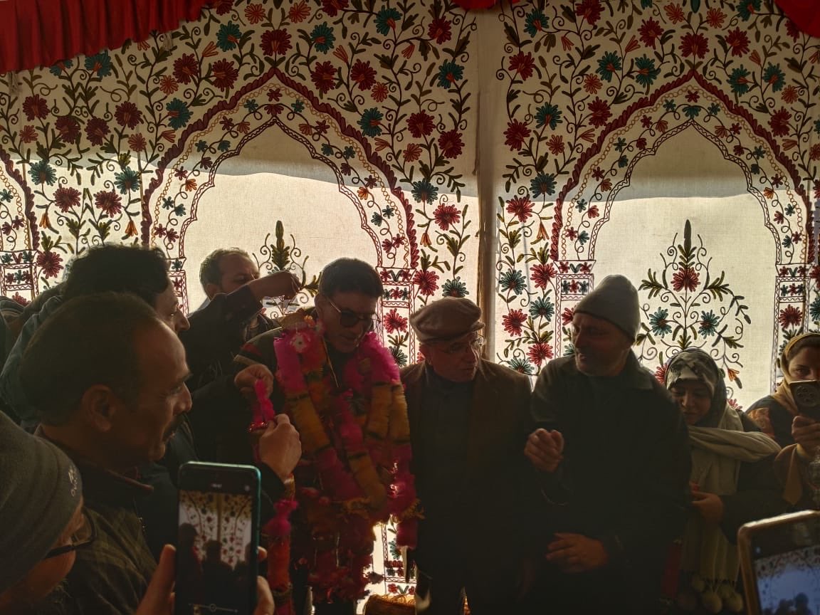 GHMir_'s tweet image. "Great turnout at today's Mulaqat in Lalpora! 🌟 We're thrilled to welcome renowned educationist &amp;amp; ex-principal of HSS, Ab Ahad Wani, to Apni Party! 🙌 His experience &amp;amp; respect in the community will strengthen our ranks! 👍 #ApniParty #Lalpora #PositiveChange"