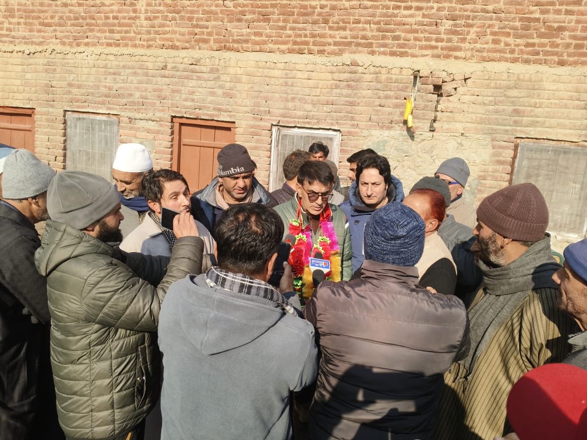 GHMir_'s tweet image. "Great turnout at today's Mulaqat in Lalpora! 🌟 We're thrilled to welcome renowned educationist &amp;amp; ex-principal of HSS, Ab Ahad Wani, to Apni Party! 🙌 His experience &amp;amp; respect in the community will strengthen our ranks! 👍 #ApniParty #Lalpora #PositiveChange"
