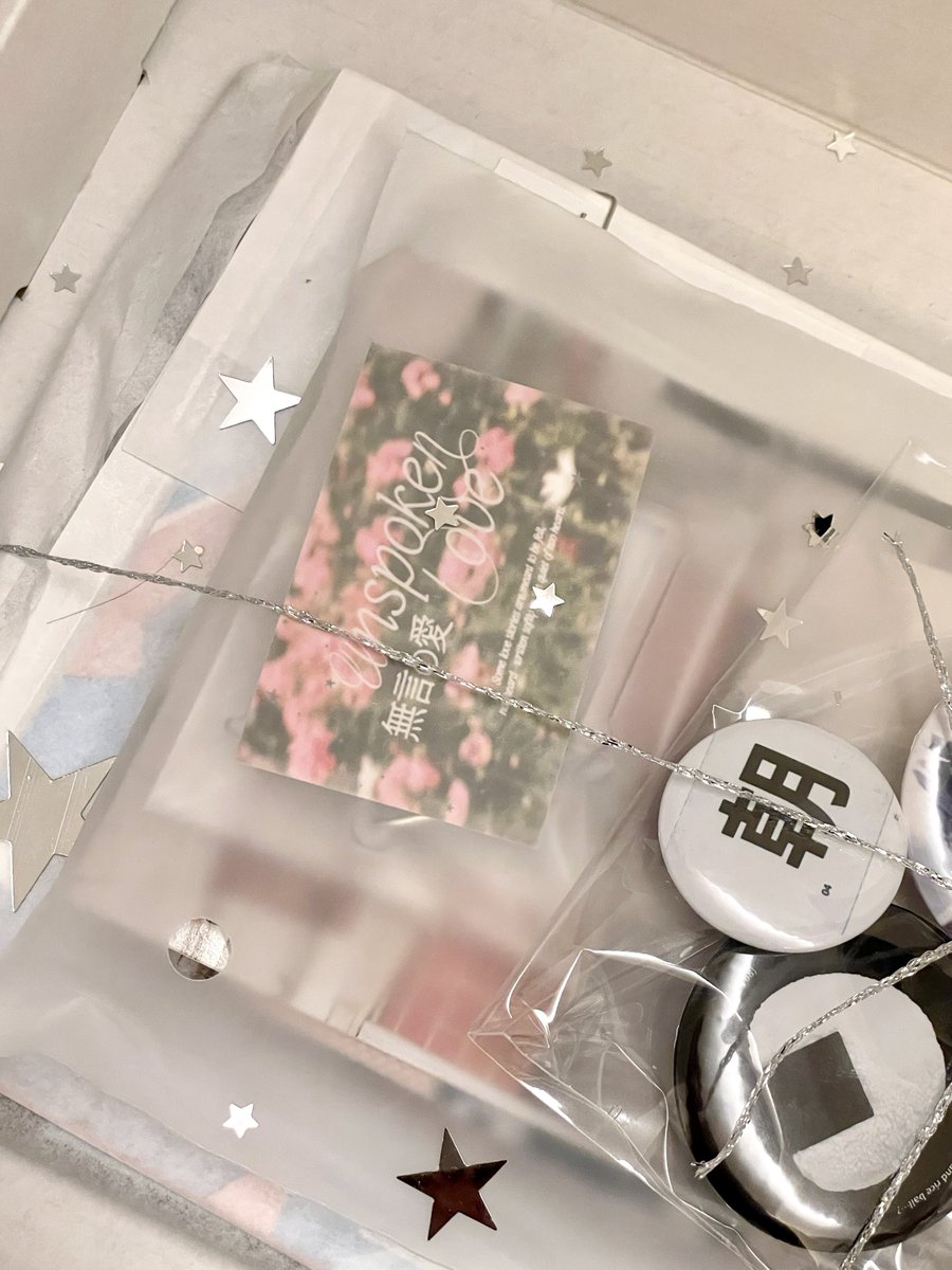 sirobboy's tweet image. [無言の愛]
: UNSPOKEN LOVE

✲ 시그 배송 진행중
┕ 담요는 현재 제작중이며, 그 외의 건은 모두 출고 되었습니다! 

일부건에 쿠션키링이 누락되어 준등기로 추가 발송드릴예정입니다 ! 
재고 판매 문의는 DM으로 부탁드립니다🫡