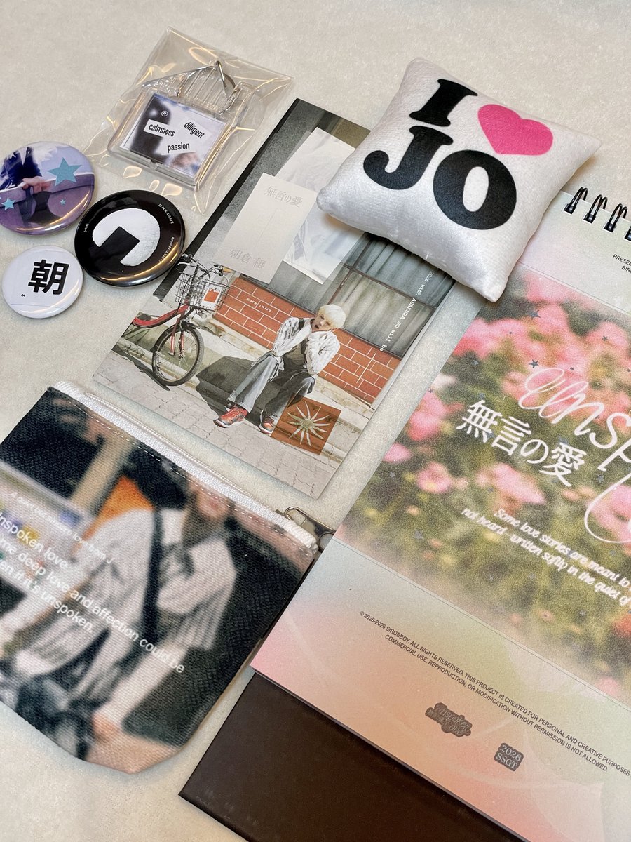 sirobboy's tweet image. [無言の愛]
: UNSPOKEN LOVE

✲ 시그 배송 진행중
┕ 담요는 현재 제작중이며, 그 외의 건은 모두 출고 되었습니다! 

일부건에 쿠션키링이 누락되어 준등기로 추가 발송드릴예정입니다 ! 
재고 판매 문의는 DM으로 부탁드립니다🫡