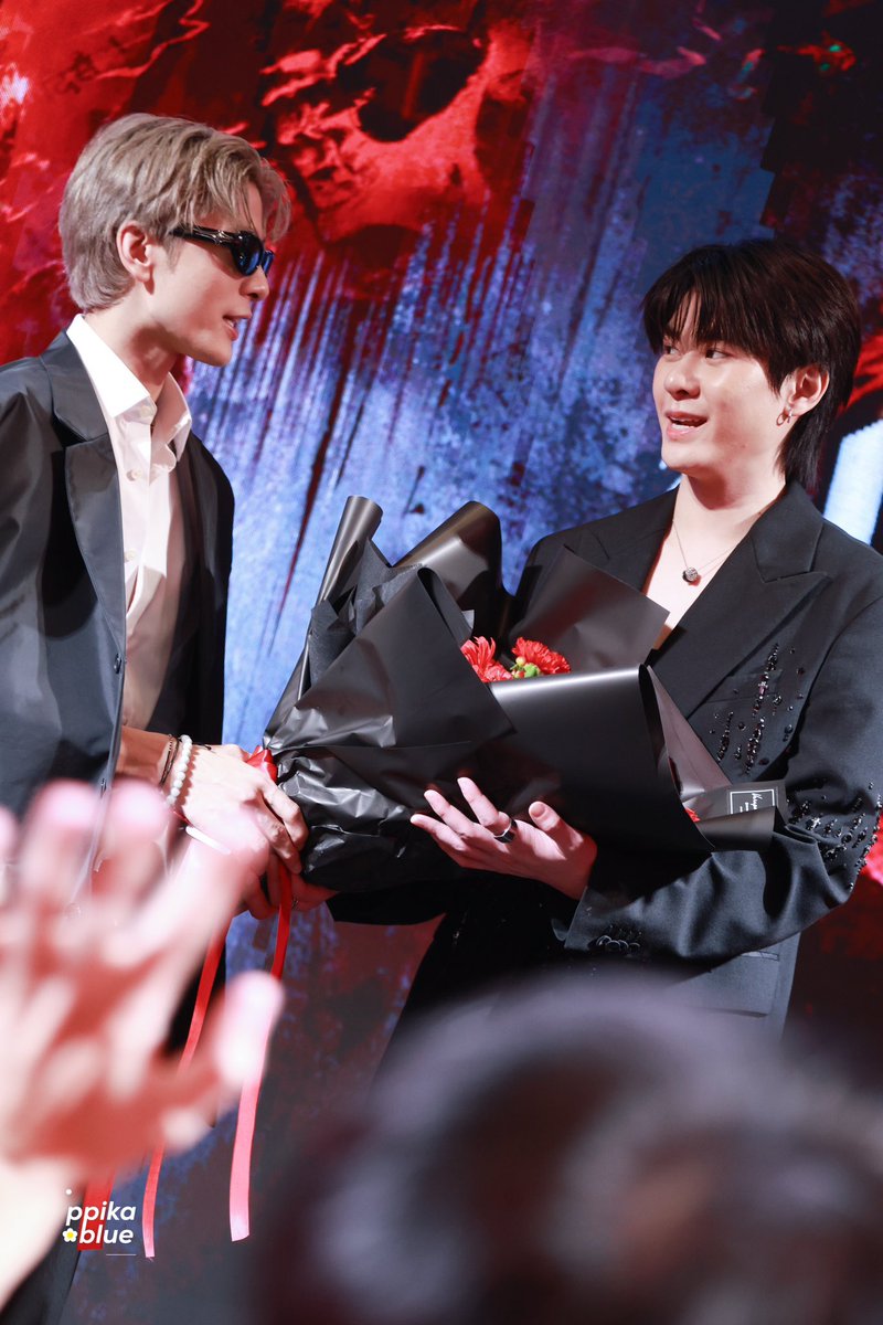 พิ้เช่เปลี่ยนจากดอกไม้เป็นทูเม็ดได้ม้ายยย

หยอกๆน้า🤣