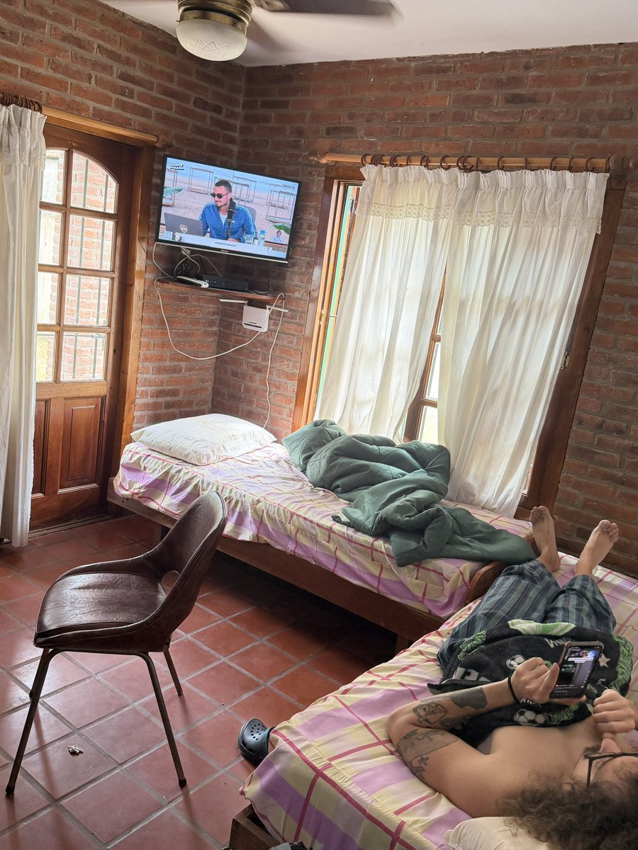 arrobaelcolo's tweet photo. Mirando #nadiedicenada con el pollo https://t.co/LXUqUWX8hl