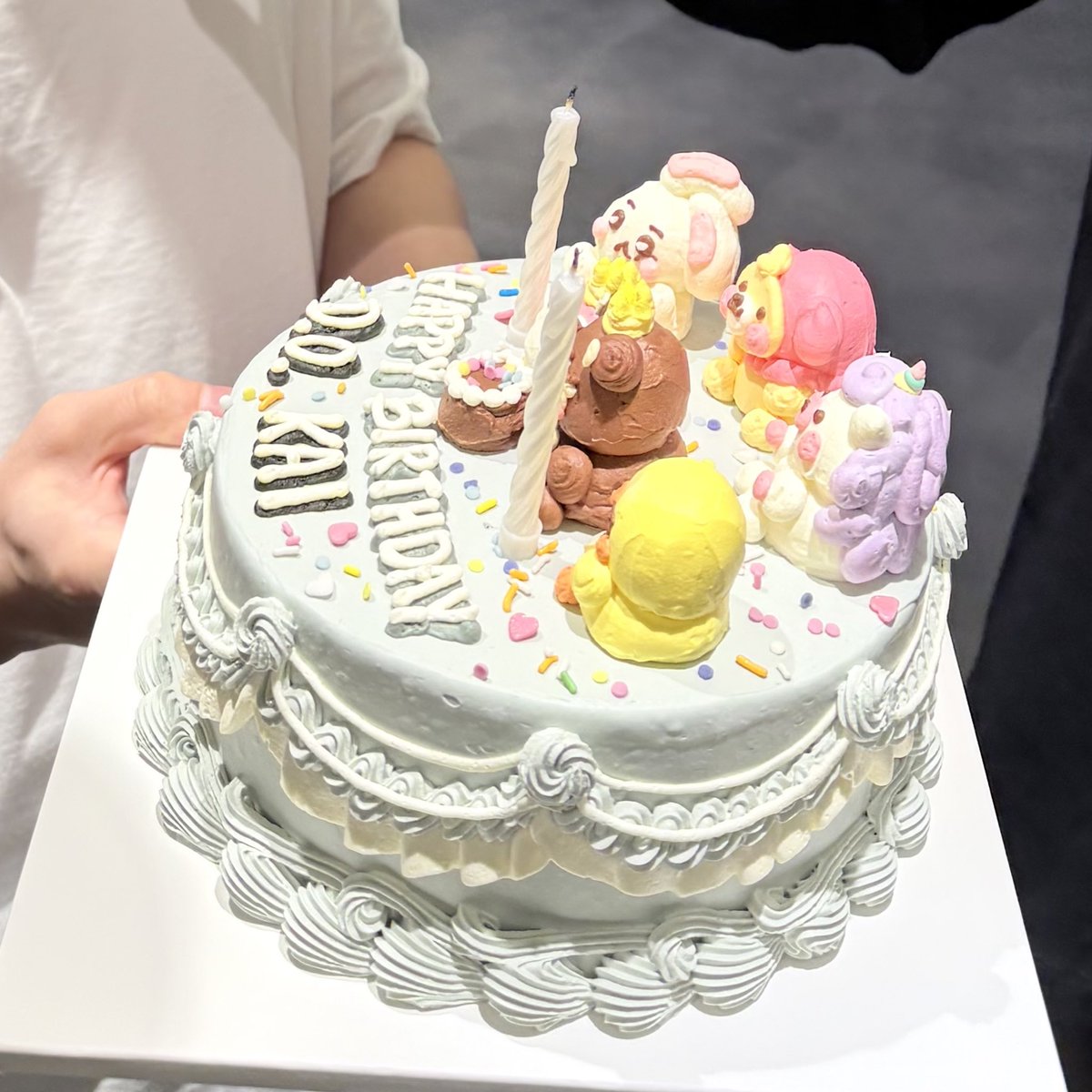 exochartstats's tweet image. KAI and D.O. celebrating their birthdays with the EXO members in the practice room with cake 🎂 

#EXO #KAI #DOHKYUNGSOO @weareoneEXO @DOHKYUNGSOO_X