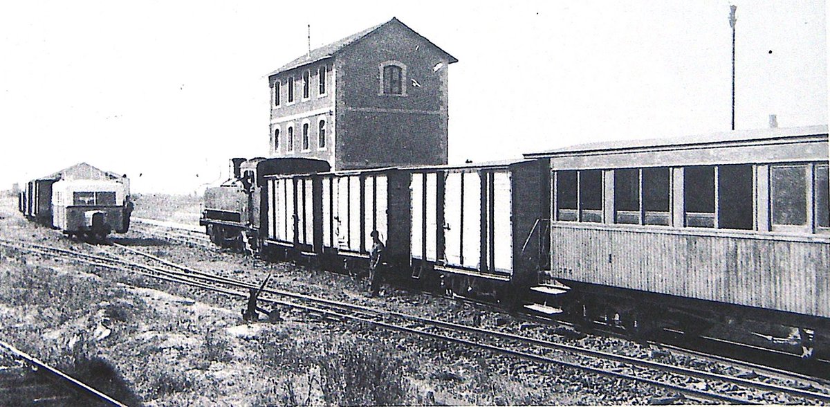 #TalDíaComoHoy de 1966, la antigua FEVE procedía a la clausura de 282km de líneas repartidas por buena parte de la geografía española🚂, entre ellos la pequeña línea de vía métrica que seguía en su recorrido el valle del río Cidacos.

📸Compartimos unas magníficas fotografías del