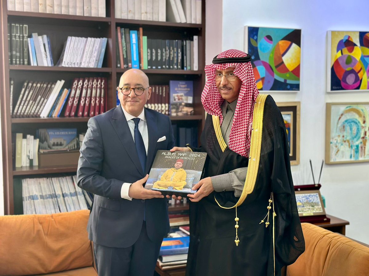 KSAembassyMA's tweet image. قام سعادة السفير الدكتور سامي بن عبدالله الصالح @SAMIOALSALEH يوم الثلاثاء 13 يناير 2026م، بزيارة إلى المدير العام لوكالة المغرب العربي للأنباء السيد/ فؤاد عارف. 
وتطرق الحديث بينهما لعدد من المواضيع حول التحديات المتسارعة التي يشهدها قطاع الإعلام التقليدي في ظل التطور المعرفي…