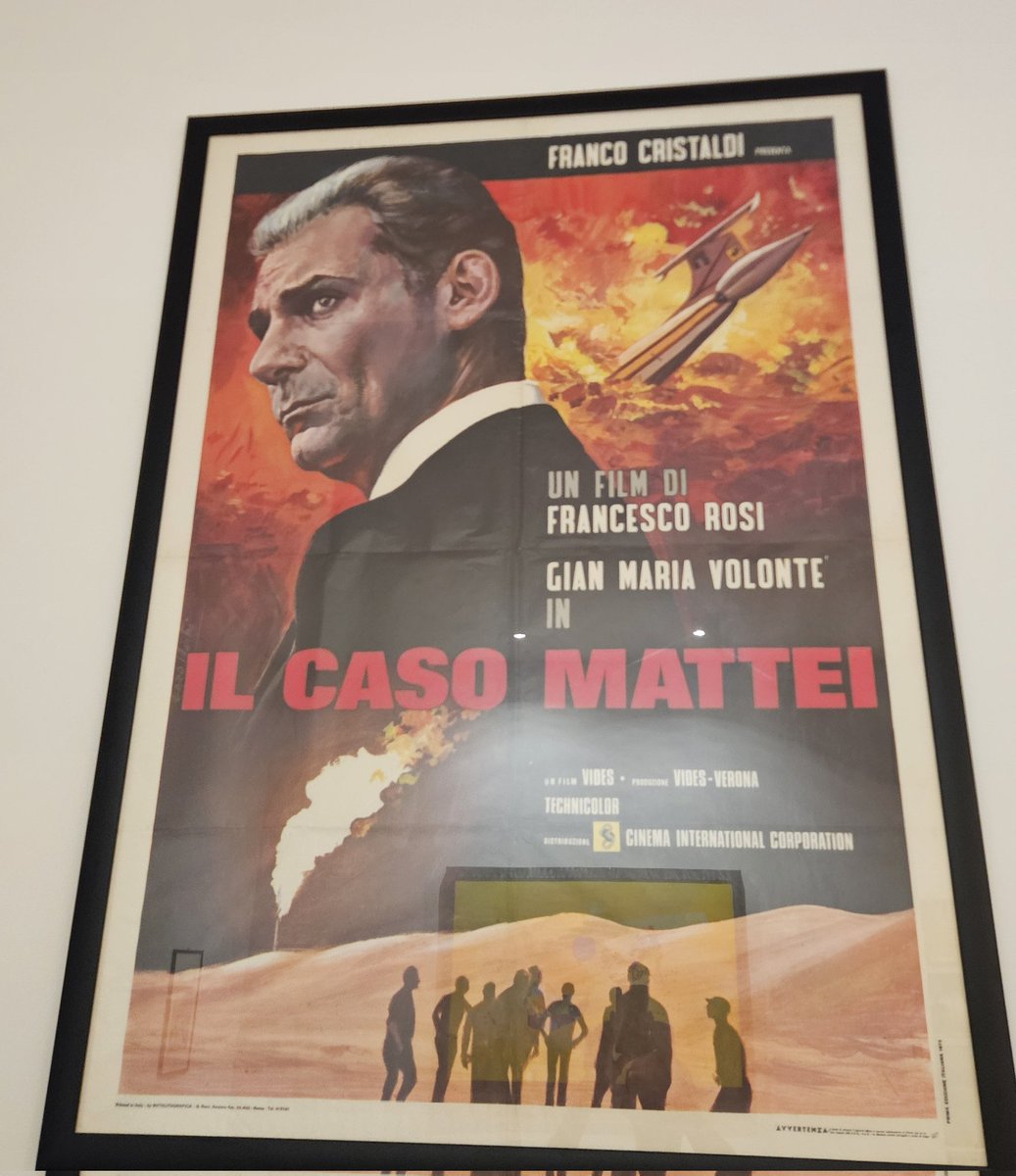 Manifesto prima edizione italiana 1972. Mi fissa e mi dice che è tempo di scrivere il mio libretto su Enrico Mattei.