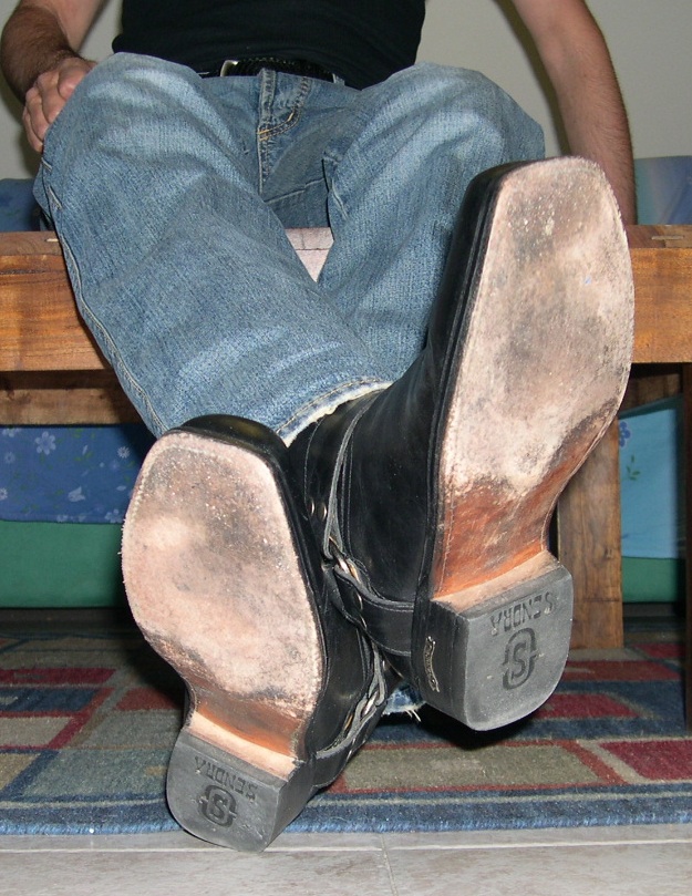 BootsSneakers's tweet image. Can you see the marks left by a licking tongue?