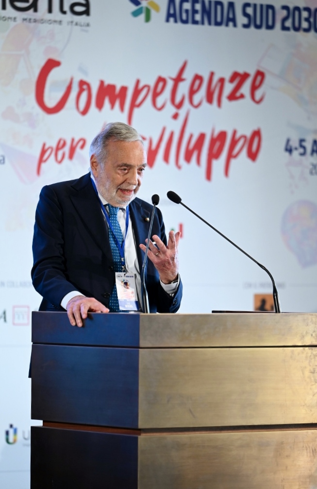 "Gino Nicolais era dotato di un'intelligenza empatica. Di lui colpiva, in particolare, l'estrema versatilità e la capacità di comprendere la complessità del mondo e dei suoi fenomeni".

Con le parole di <a href="/amelepore/">AMEDEO LEPORE</a> La Fondazione #Merita ricorda l'ex Ministro che ha portato il suo