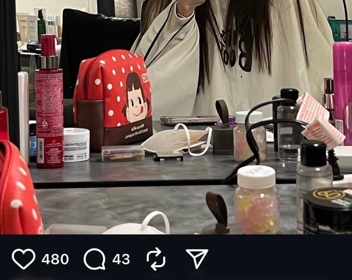 So all this time seokjin was never trying to dress up his hair like the doll from squid game but girl from his hairstylist hair brush bag 😭😭😭

One of the most iconic moments of pop culture history and the lore behind turns even more unimaginable #JIN