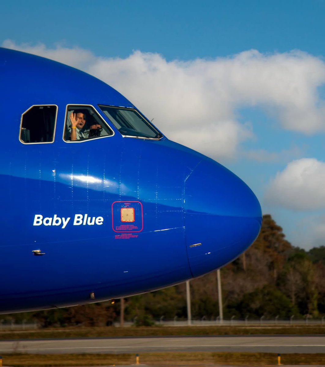 JetBlue's tweet image. Waving into the New Year like👋 😎