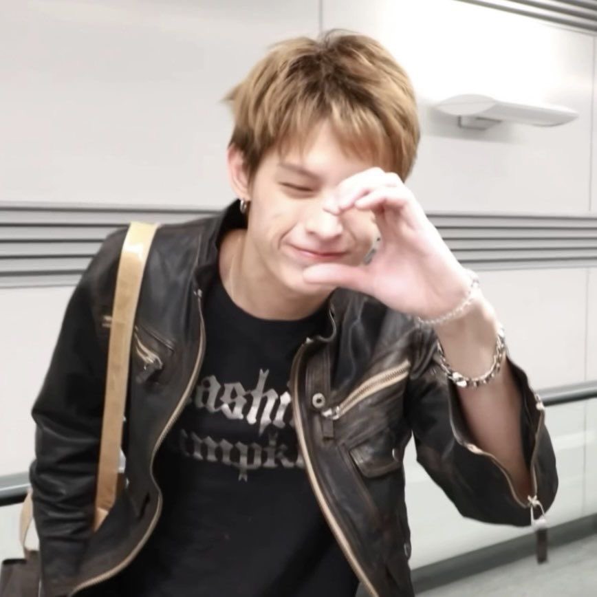 slipypudding's tweet image. คอร์ติสพูดเรื่องลักยิ้มกันแล้วทีนี้น้องกอนโฮก็พูดถึง indian line/mid cheek line แล้วพอน้องออมเสิร์ชปุ๊บก็มีรูปเจมส์ขึ้นด้วย ตื่นเต้นกันใหญ่ นอกจากแก้มจะบุ๋มแล้วก็มีหนวดแมวน่ารักๆนี่แหละที่เป็น smile signature ของเจมส์เลยนะเนี่ย 🧏🏻🤏🏻🤏🏻🤏🏻🐈