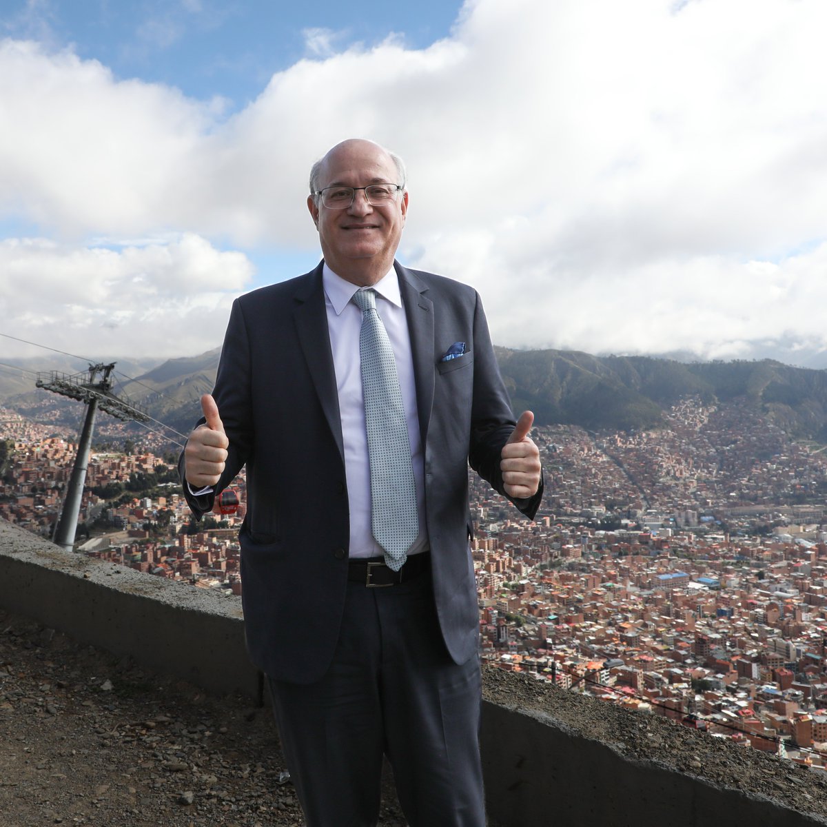 igoldfajn's tweet photo. Llegamos a #Bolivia en la primera misión oficial de un presidente del Grupo BID en 15 años. Venimos en un momento clave de transición, con un mensaje claro: el Grupo BID apoya a los Bolivianos en este momento crucial. Gracias, por la cálida recepción. En los próximos días estaremos en La Paz y Santa Cruz de la Sierra.
-----
We arrived in Bolivia on the first official mission by an IDB Group president in 15 years. This visit comes at a key moment of transition, with a clear message: the IDB Group stands with the Bolivian people at this crucial moment. Thank you for the warm welcome. 
In the coming days, we will be in La Paz and Santa Cruz de la Sierra.
-----
Chegamos à Bolívia na primeira missão oficial de um presidente do Grupo BID em 15 anos. Viemos em um momento crucial de transição, com uma mensagem clara: o Grupo BID apoia os bolivianos neste momento decisivo. Agradecemos a calorosa recepção. Nos próximos dias, estaremos em La Paz e Santa Cruz de la Sierra.