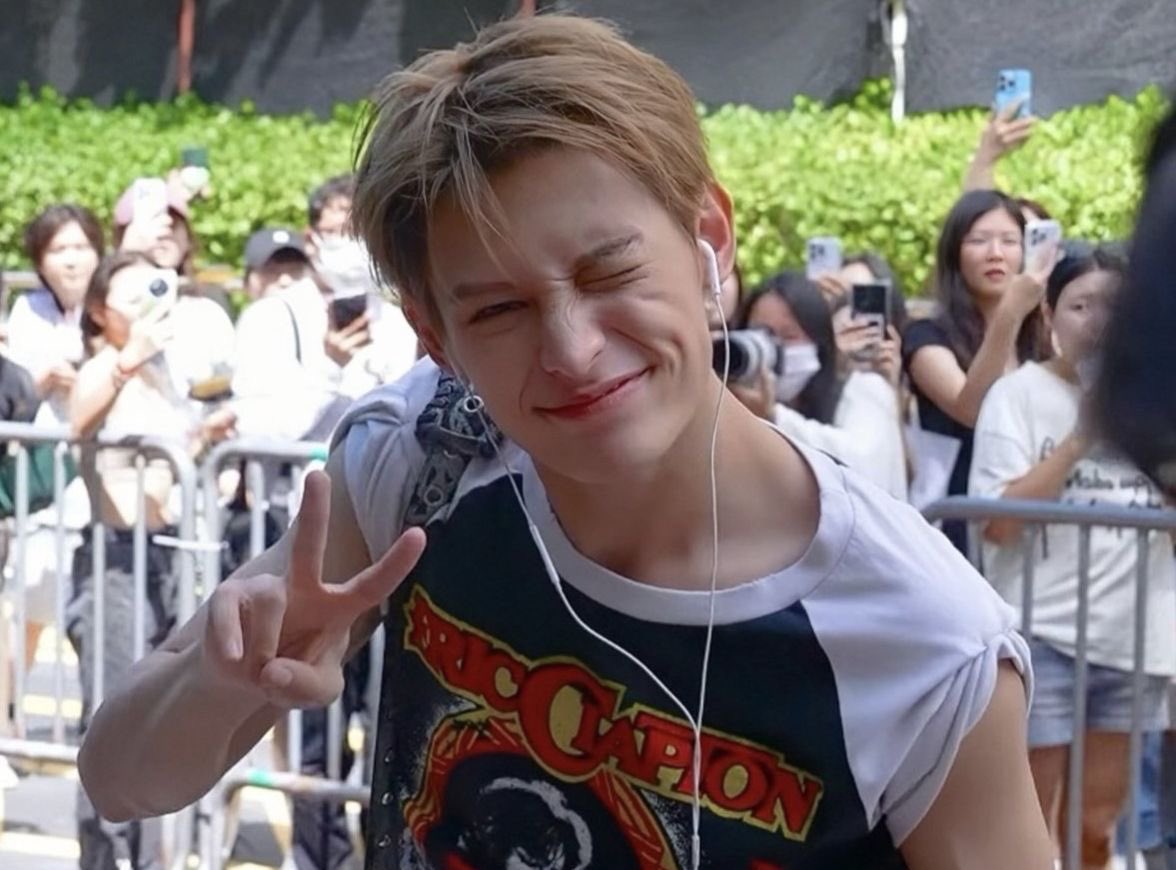 slipypudding's tweet image. คอร์ติสพูดเรื่องลักยิ้มกันแล้วทีนี้น้องกอนโฮก็พูดถึง indian line/mid cheek line แล้วพอน้องออมเสิร์ชปุ๊บก็มีรูปเจมส์ขึ้นด้วย ตื่นเต้นกันใหญ่ นอกจากแก้มจะบุ๋มแล้วก็มีหนวดแมวน่ารักๆนี่แหละที่เป็น smile signature ของเจมส์เลยนะเนี่ย 🧏🏻🤏🏻🤏🏻🤏🏻🐈