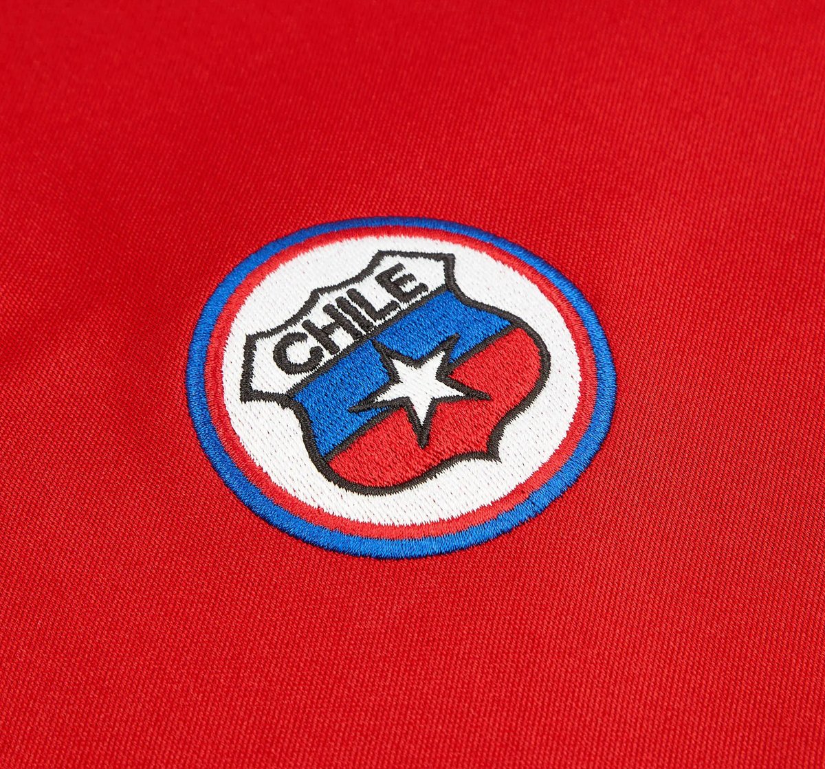 EleteTSC's tweet image. 🇨🇱 Chile recibe el relanzamiento del modelo de 1993, recordando al equipo que logró el tercer puesto en el Mundial Sub-17 en Japón.