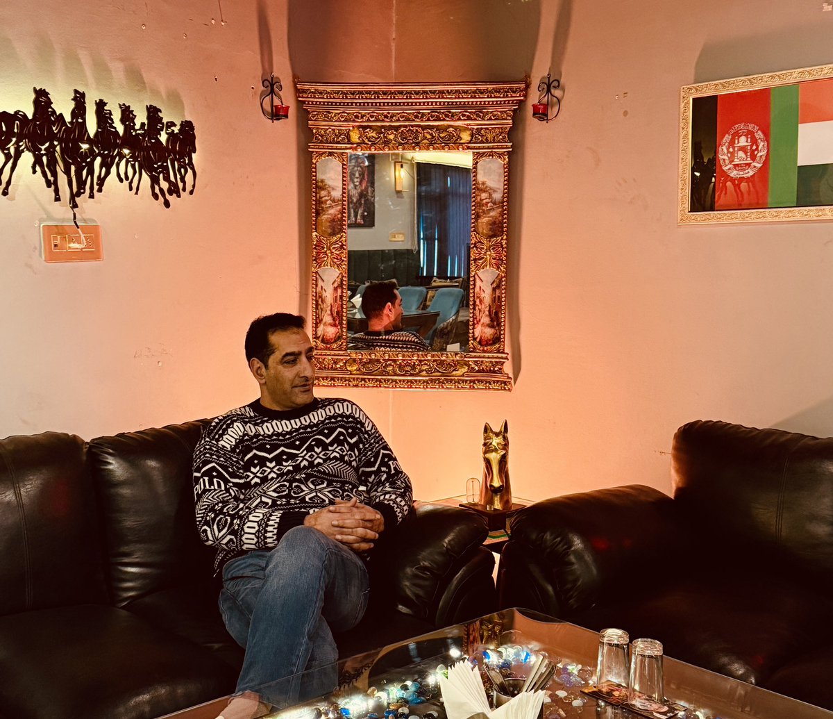 drmalikadil's tweet image. Khamosh lamhe, halki si roshni aur sheeshe ka sach,

Aaine mein khud se mulaqat, bas chand pal sukoon ke..

#Mood #MeTime #CalmVibes