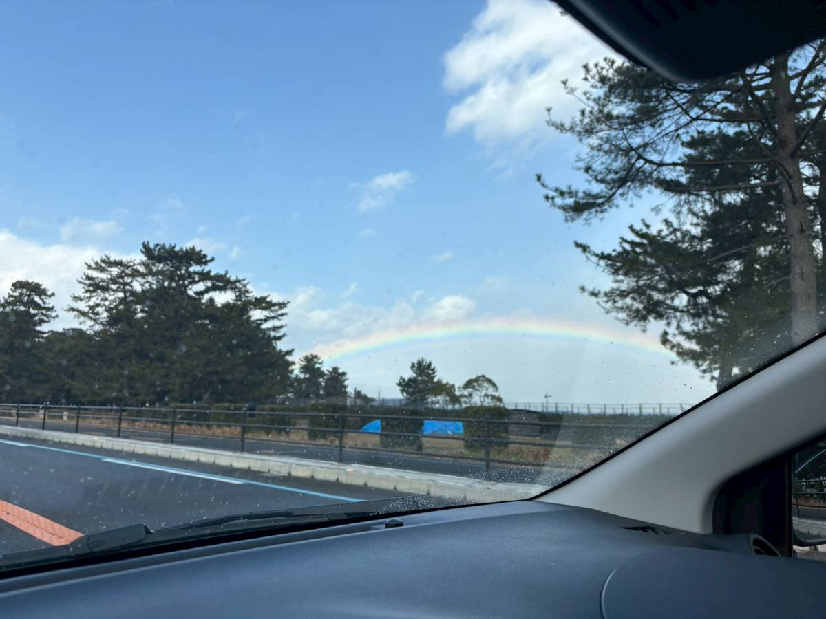 滋賀県からの帰り道 大きな虹を見て車の中で3人で騒いだ٩(๑❛ᴗ❛๑)۶
もっと大きな虹だった✨のに上手く撮れなかった📸