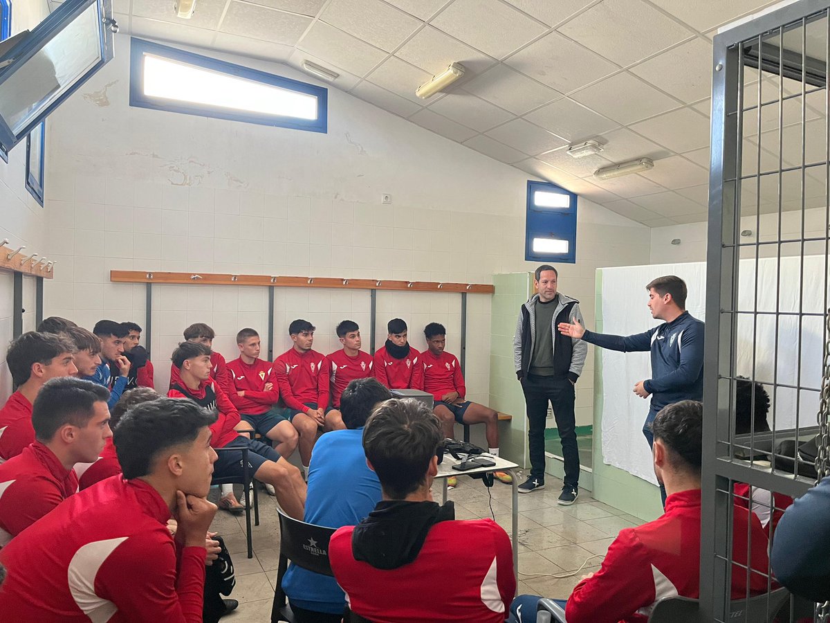 JUVENIL DH PROMISES | 🏆

😍 La leyenda murcianista 𝗝𝗼𝘀𝗲́ 𝗟𝘂𝗶𝘀 𝗔𝗰𝗰𝗶𝗮𝗿𝗶 ha visitado esta mañana al Promises en la previa de la #CopadelRey vs Granada.

❤️ Los jugadores granas han podido disfrutar de los consejos de todo un mito pimentonero.

🔝 <a href="/acciarijoseluis/">José Luis Acciari</a>