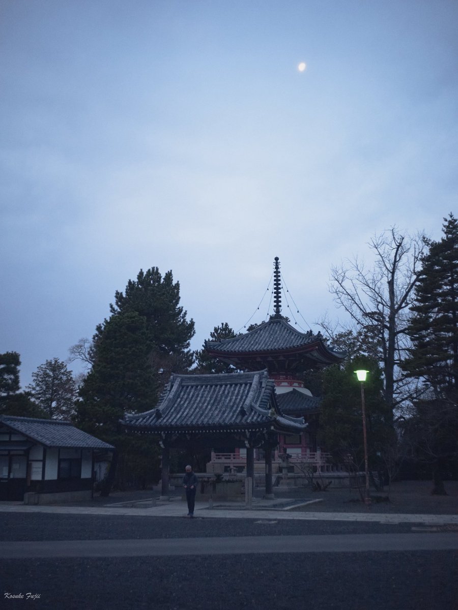 京都・知恩院にて。早朝の法要のあと、見上げた空。冷たい空に朧げな月が浮かんでいて、シューマン《暁の歌》の旋律が響いてくるようでした。

Leica MP Typ240
Rodenstock Heligon 35mm F2.8