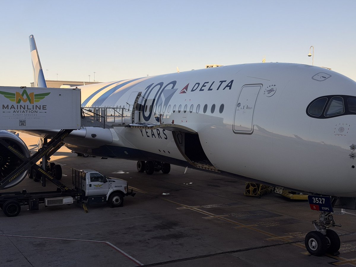 13:52 ✈️ on the anniversary plane today 🇯🇵