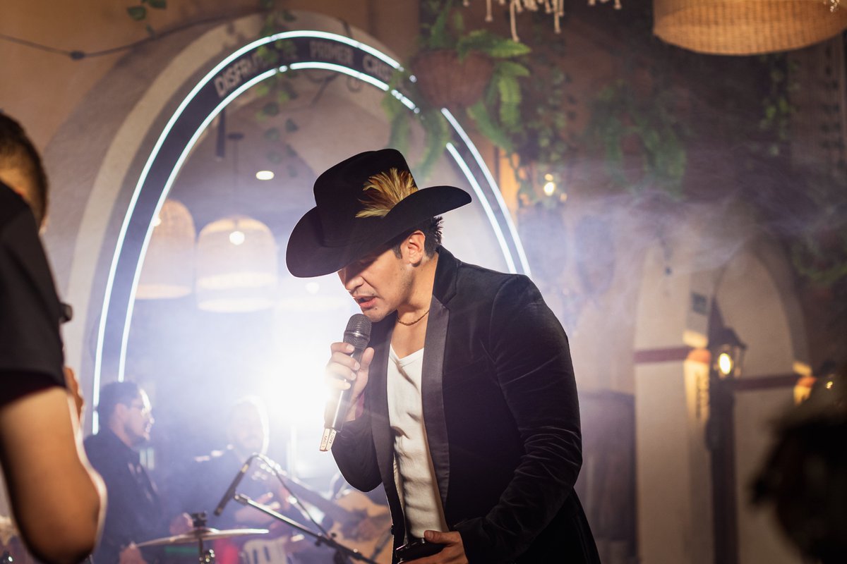 Tomamos esta foto mientras preparamos nueva música este 2026. Vamos a cantar y disfrutar la vida, pa no quedarnos con nada, mi gente. #JuanPabloNavarrete #Rancheras #MusicaNueva #ArtistaMusical