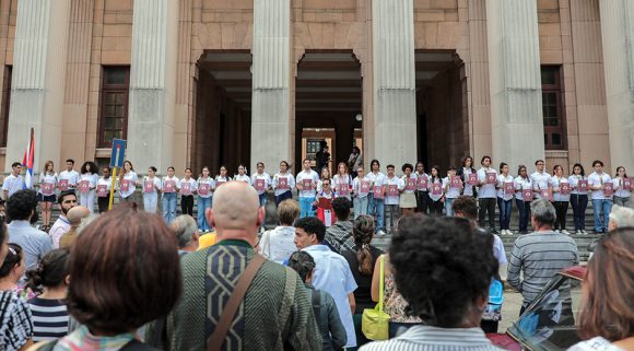 Universidad de La Habana alza su voz contra la agresión a Venezuela.
Denunciaron lo que calificaron como un ultraje a la soberanía venezolana,marcado por la injerencia  y silencio de algunos gobiernos.
#SanctiSpíritusEnMarcha 
<a href="/Aliosky72982660/">Aliosky Polo Santana</a> 
<a href="/Yaneisy1982/">Yaneisy Valdes</a> 
<a href="/Lazaroglez1976/">Lázaro González</a>