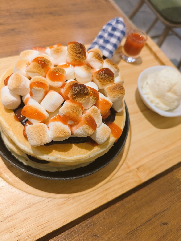 今日のひといき☕ ストロベリーマシュマロホットケーキ🥞𓈒 𓂂𓏸 好きになりました♥️^ ̳> ·̫ ก ̳^  明日は腹筋を鍛えることを集中して行う✨ 可愛い名前のお店でした💕 #mog #パンケーキ𓌉🥞𓇋 #デートにどーぞ #女子会にもよき