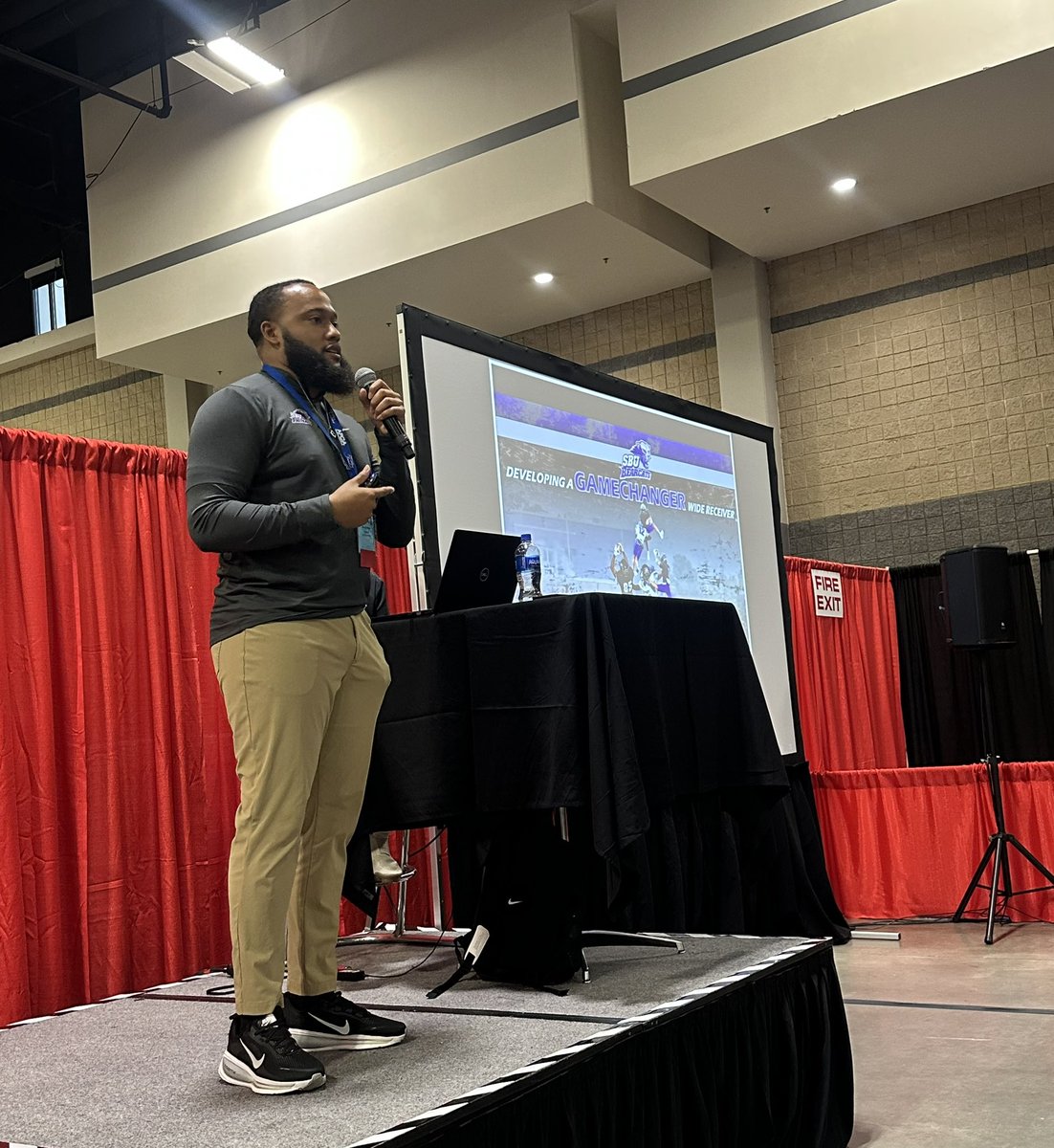 sbubearcats_fb's tweet image. @CoachDNew_ speaking at the @WeAreAFCA convention on what it takes to develop a game changing receiver.