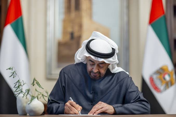 ig9wi's tweet image. بتوقيع من محمد بن زايد ✍️🇦🇪

بعدما أعلنت الإمارات في نوفمبر / تشرين الثاني 2020 عن إلغاء تجريم الكحوليات والانتحار بالإضافة إلى السماح بالسكن المشترك بين الشركاء غير المتزوجين وممارسة الجنس دون زواج في دستورها   اعلنت مباشرة بعدها  إلغاء قانون معاقبة النساء في حالة الحمل خارج…