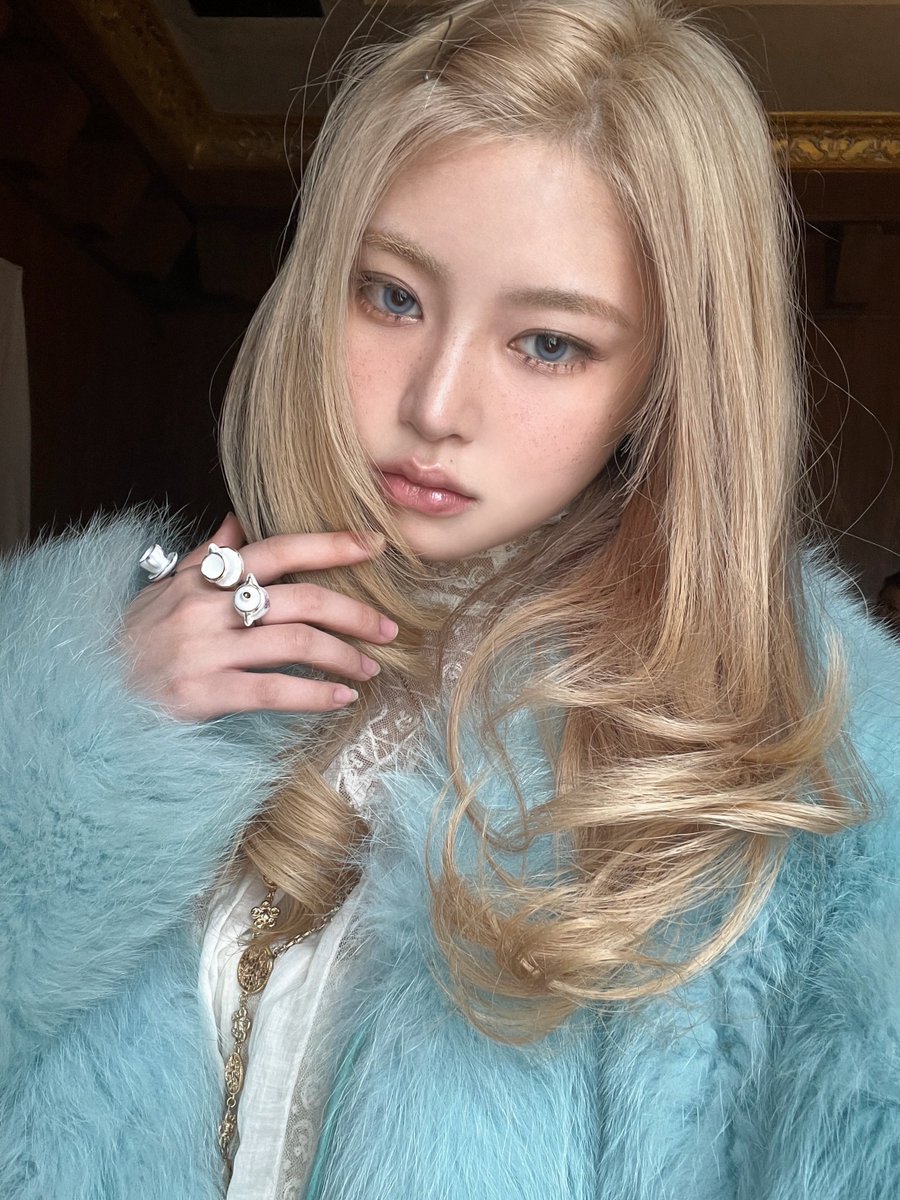 haumoony's tweet image. 하음이가 말괄량이 공주 셀카 보내 줌 ㅁㅊ