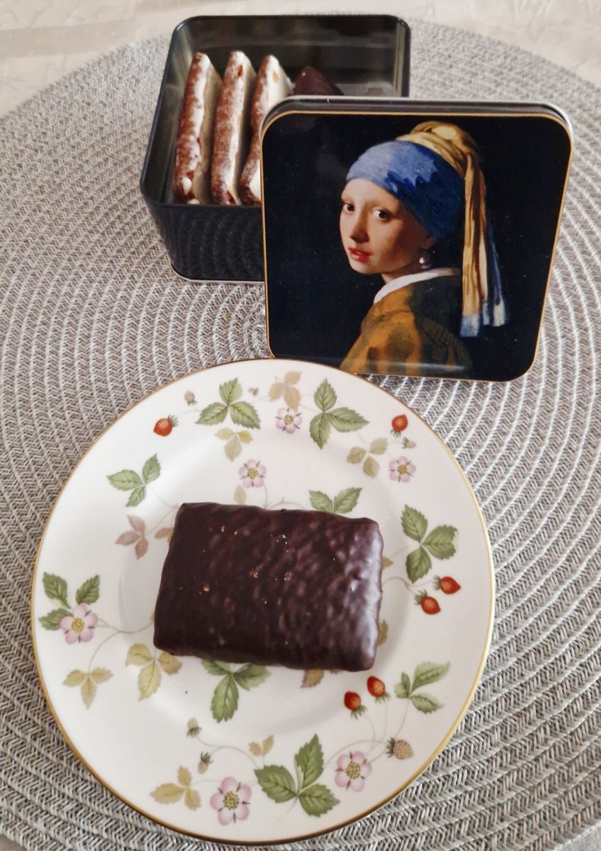 おやつはクリスマスにいただいた缶入りLebkuchen（レープクーヘン)🥰
視線を感じるわ💗
#ドイツ　
#クリスマススイーツ