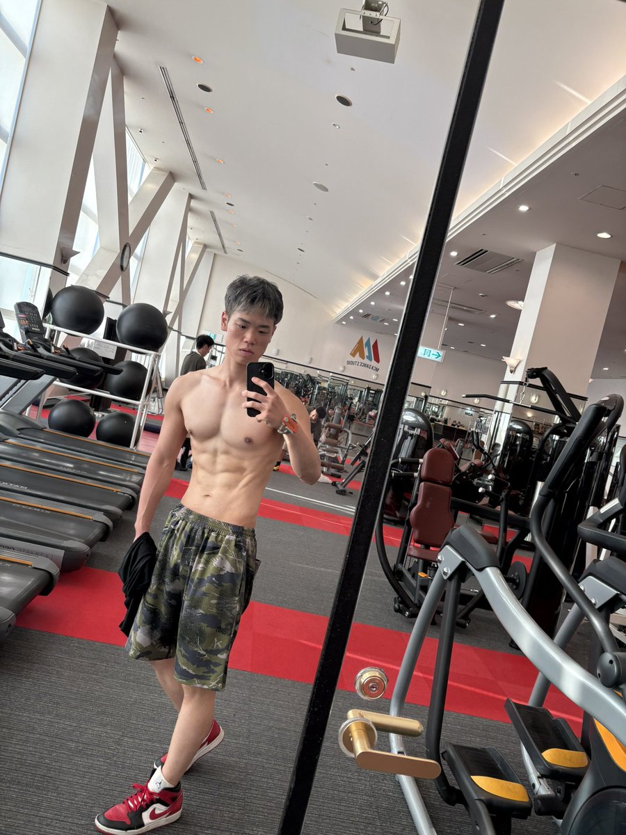 lvfinger's tweet photo. スクワットしたらこんなに身体仕上がるなんて、、、🐷 https://t.co/y1edcpWYqi