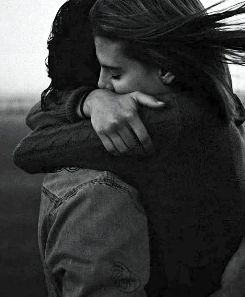 Te deseo como
el fuego desea al viento.
Eres tormenta
que rompe mis límites,
la sed que no quiero saciar.
Si amarte es caer,
que sea al abismo
de tu cuerpo,
de tu voz, de tu mirar.
Porque no hay latido
que no te pertenezca,
ni deseo que no quiera
volver a nacer en tu piel.