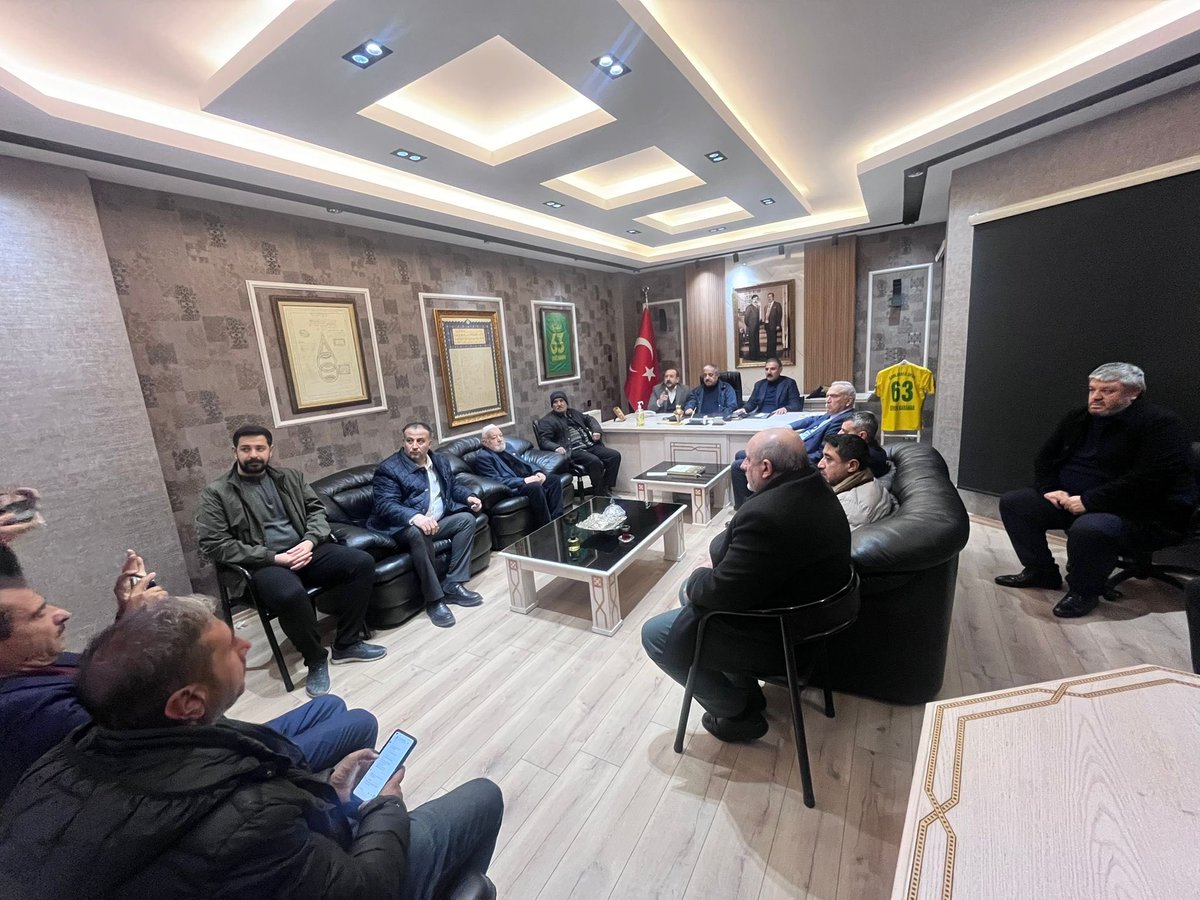 Karaköprü ilçemizde geçtiğimiz günlerde meydana gelen, bir vatandaşımızın hayatını kaybettiği ve yaralanmaların yaşandığı üzücü olay sonrasında;
Şerdil Karahan’ın ev sahipliğinde, kanat önderleri Mehmet İzol ve Selahattin Canbeyli ile birlikte yürüttüğümüz yoğun temaslar