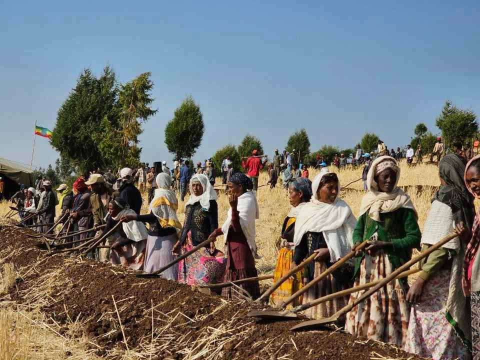Because our environmental protection system is weak, we have been losing our fertile soil, which is extremely difficult to replace once it is gone. It is encouraging that the environmental protection work, begun through cooperation between the people and the government, has