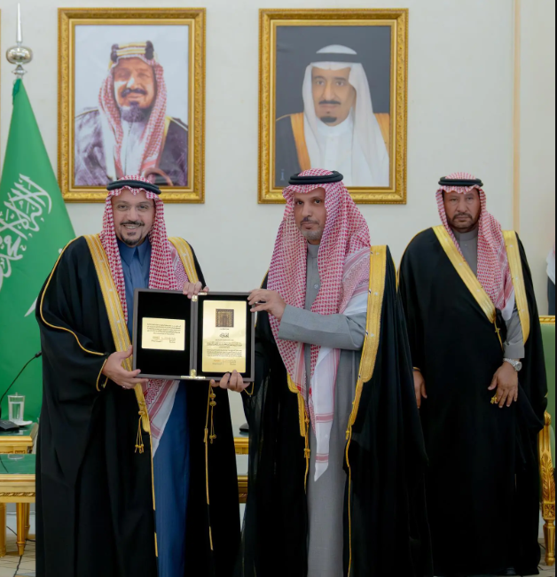 صور.. أمير منطقة القصيم يستقبل 40 حِرفيًا وحِرفيةً من متدربي مشروع بيت الحِرفيين بالمنطقة. 